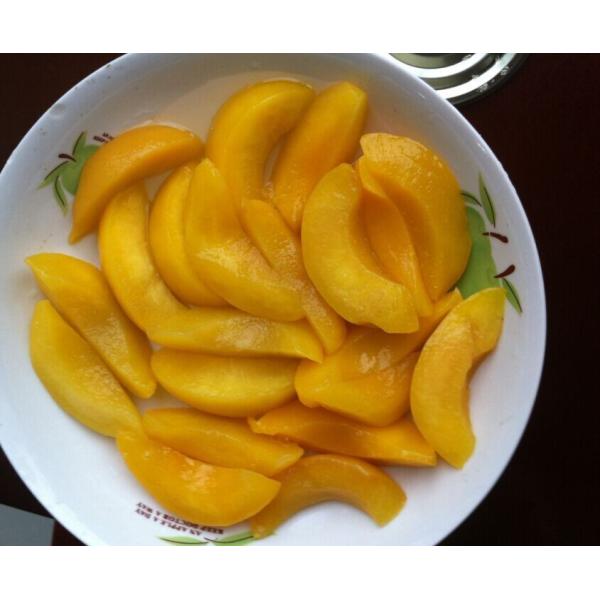 Дети законсервировали персики в воде, светлом сиропе для консервировать свежие персики