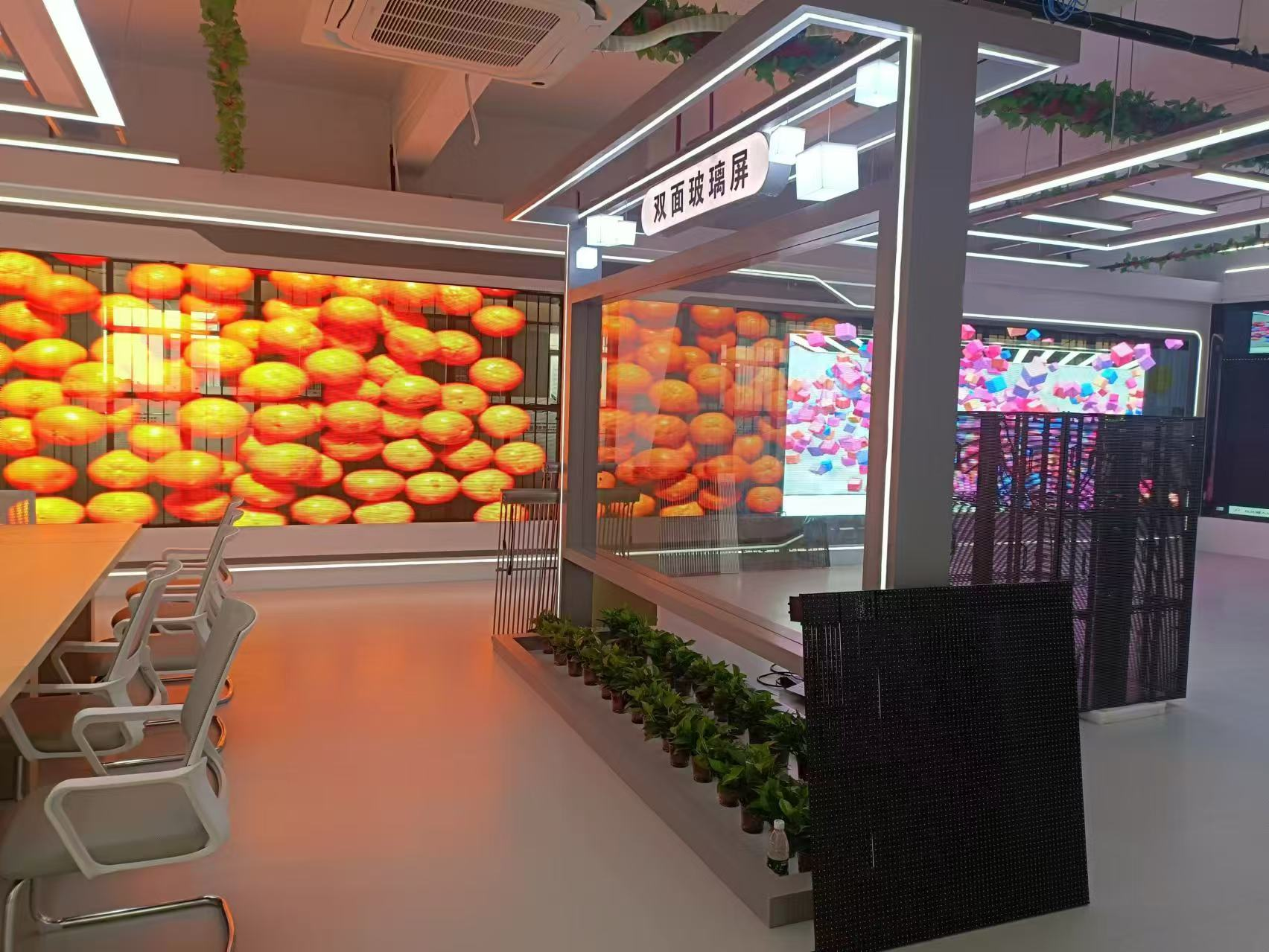 P7.82 Luxury LED Display Screen Holographic LED Screen 5000CD Super Bright Glass Advertising Screen Full Color Retail Store Advertising Screen