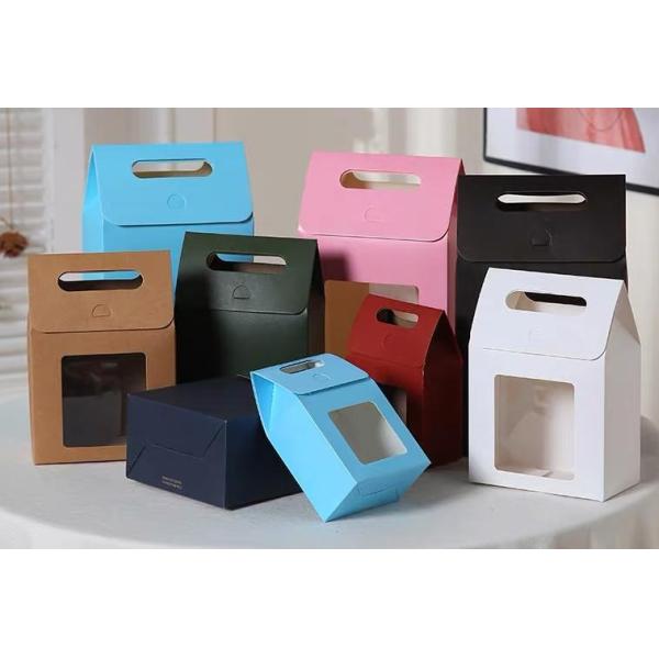 Un sac cadeau transparent simple et exquis, une bouquette de fleurs, une poupée, un sac cadeau de la Saint-Valentin