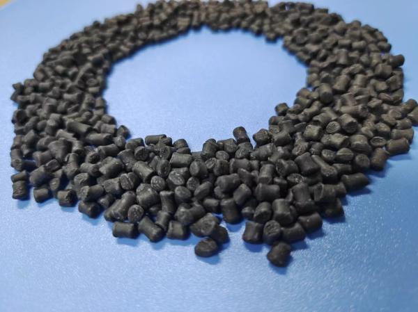 Masterbatch déshydratant à l'oxyde de calcium pour le moulage par injection de granulés de plastique recyclé