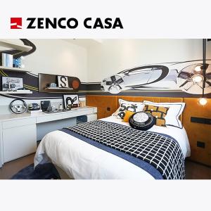 Современная минималистская мебель спальни, включающая пристельный стол и белый стол