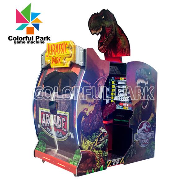 2 pessoas que disparam no dinossauro de Arcade Machines Jurassic Game Console para o adulto interno