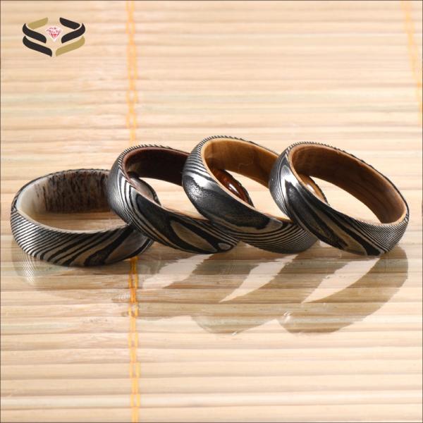 Anneaux de mariage en acier damas gravé 6mm 8mm avec incrustation de douelle de fût de whisky