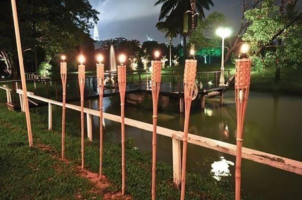 120cm Bamboo Torches With Waterproof Metal Wide Mouth Oil Canister