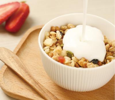 O cereal imediato da farinha de aveia por atacado da porca do fruto cozeu o cereal com manga e queijo