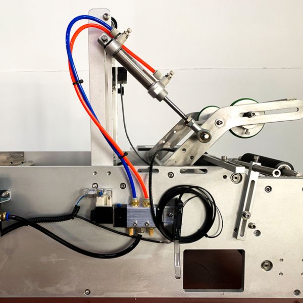 Small Desktop Manual Semi Automatic Sticker Labeling Machine Applicator For Round Square Bottle Packaging