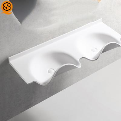 Material de pedra artificial fixado na parede branco da bacia de lavagem da mão do Lavabo