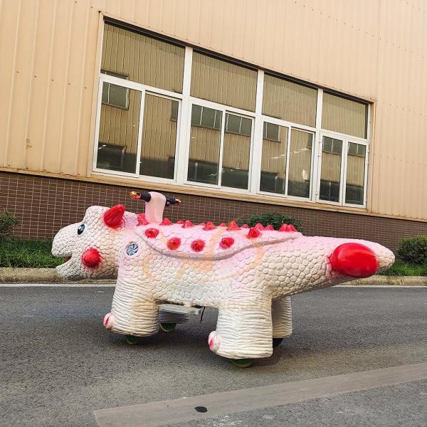 Manège dinosaure électrique pour dinosaures dans un parc à thème et un parc d'attractions