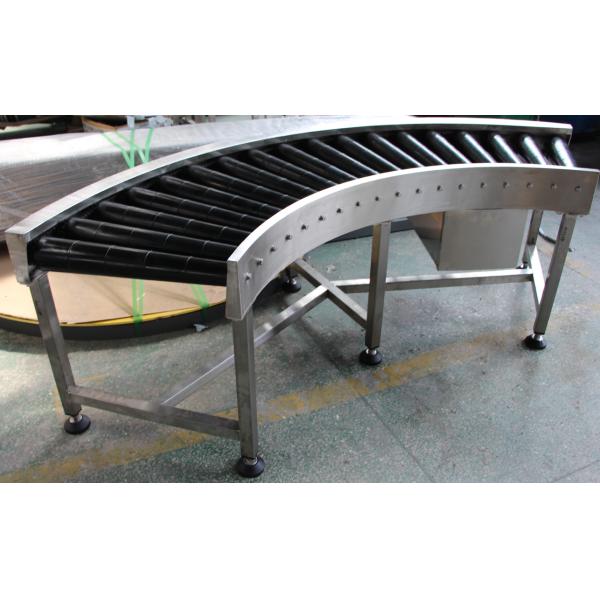 Инженер рисует стальные конечные колпачки ремни конвейерная система для упаковочной линии