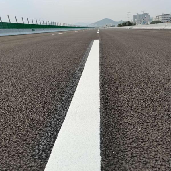 Bonne adhérence Peinture de marquage de route thermoplastique blanche haute réflectivité