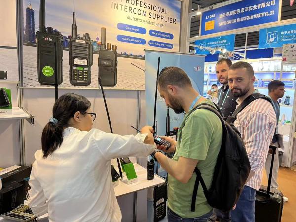 English Operating Language Motorola UHF Walkie Talkie 1000 Storage Channel for Seamless Communication