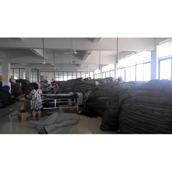 Гамак нейлона полиэстера на открытом воздухе располагаясь лагерем