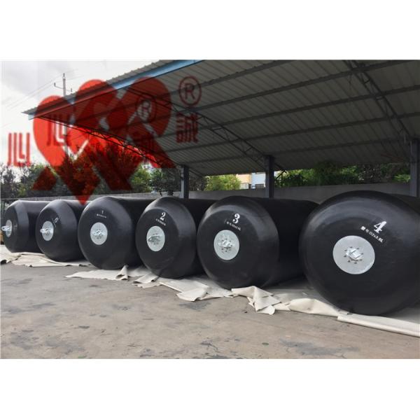 Оранжевая пена цвета заполнила абсорбцию высокой энергии обвайзеров шлюпки обвайзеров большую круглую