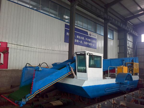 1.8 M Cutting Width Propeller Driven 75 KW Power Mowing Boat At 4-5 Km/h Speed