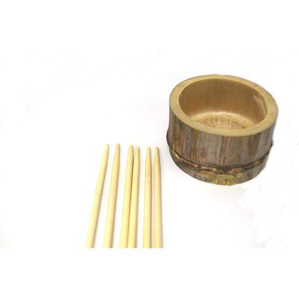 Os hashis de bambu envolveram individualmente hashis de madeira descartáveis superiores