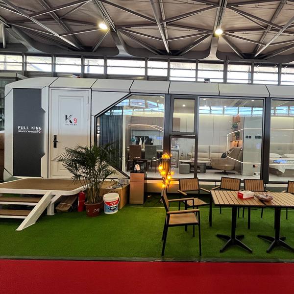Maison capsule préfabriquée moderne de luxe avec balcon cadre en acier galvanisé 11,5*3,4*3,4m