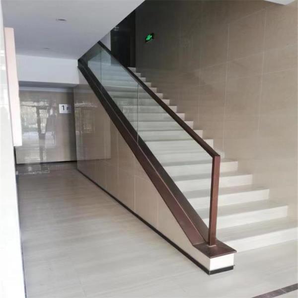 Escalera de cristal de aluminio de hotel moderno, barandillas de hierro forjado para escalones exteriores