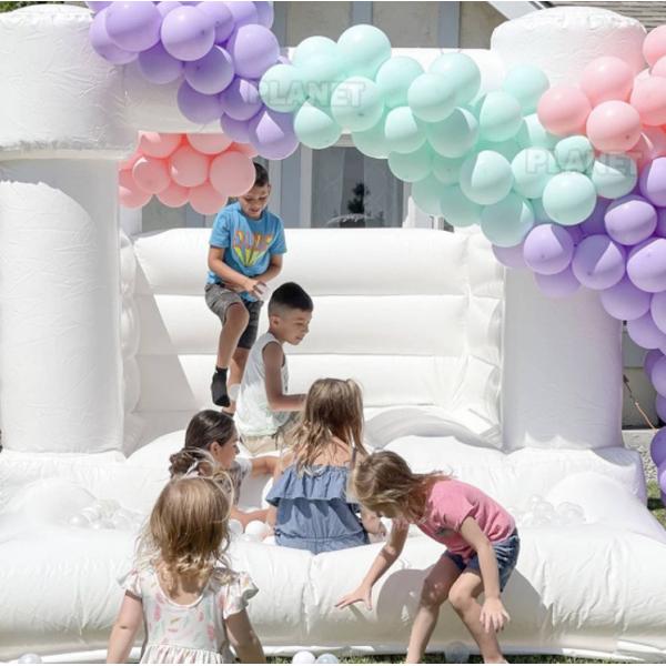 Детей дома скачки детей крупного плана товарного сорта бассейн шарика дома прыжка крытых раздувных крытый