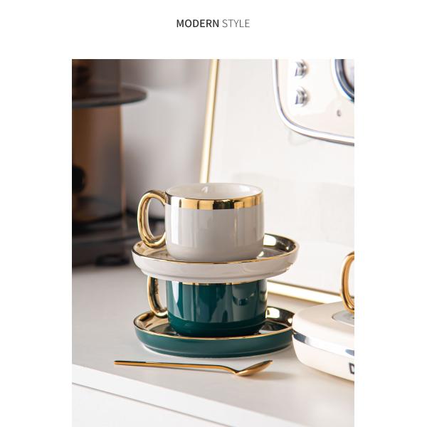 Des ustensiles de table en céramique de luxe pour Noël, une tasse de thé et une tasse de café.