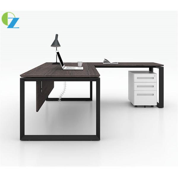 Стол l управленческого офиса человека меламина одного сформировал для менеджера