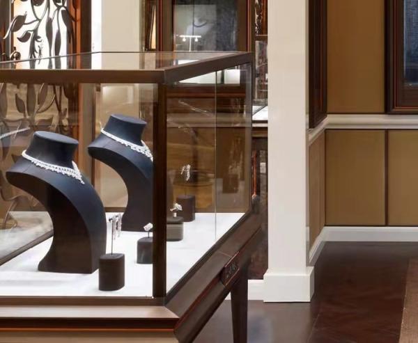 A ourivesaria de bronze do vintage apresenta o armário de exposição oval do centro da loja do relógio