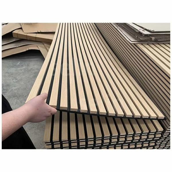 Fabricant de panneaux acoustiques modernes en lattes de bois pour murs et plafonds intérieurs