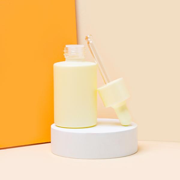 Os azul-céu colorem o conta-gotas de vidro do soro engarrafam o óleo de cabelo que empacota 30ml