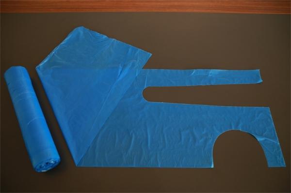 Blue Plastic Aprons Disposable On The Roll With Round Neck Waist Tie 26X48