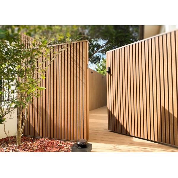 Recyclable Coextrusion WPC Fence Easy Installation Stain Resistant