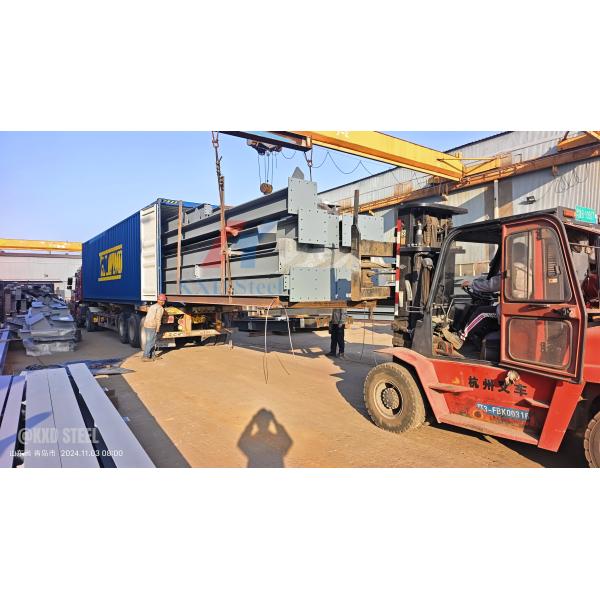 Промышленный склад с изготовленной стальной конструкцией с изолированной крышей и стенами