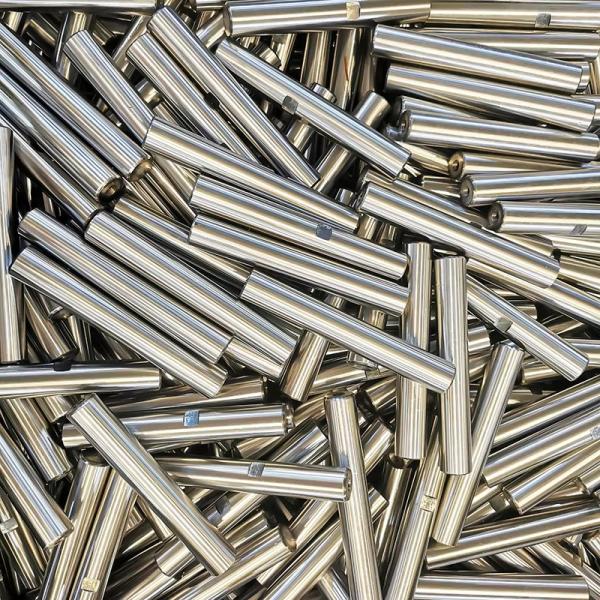 Truck Parts Spring Pin Spring Shackle Pin Leaf Spring Pin 30X139 54215-00Z00 48423-1561