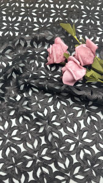 La paille est brodée en tissu métallique durable et élégant