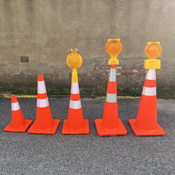 Solar LED Traffic Warning Light with Flashing White LED and Cone Shape for Enhanced Traffic Safety
