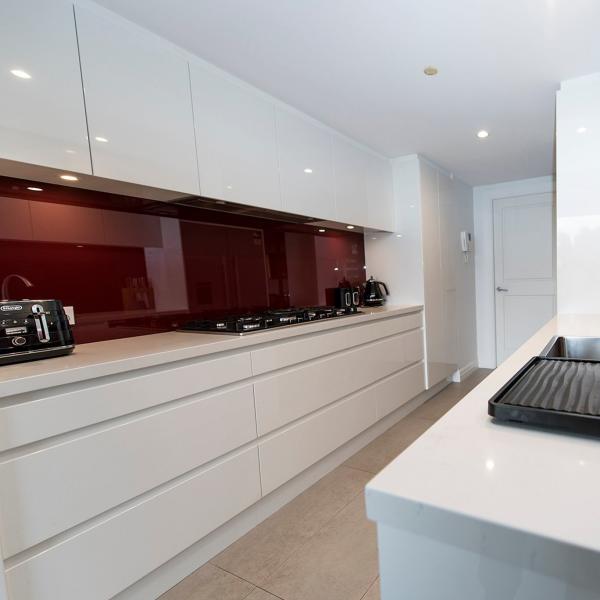 Simple High Gloss White Lacquer Kitchen Cabinet Free Standing For Apartment