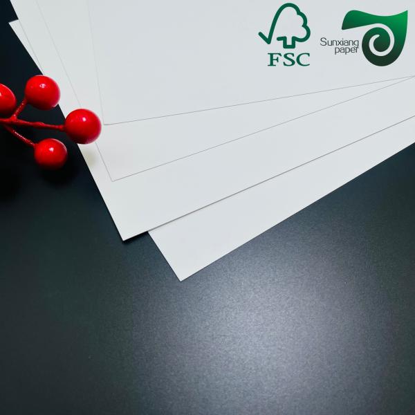 Papel de cobre de 70 gramos en rodillos únicos para aplicaciones de etiquetado Papel C1S brillante FSC