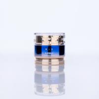 Jar de creme de vidro de 50 ml, azul profundo e brilhante, com gradientes dourados para cuidados faciais.