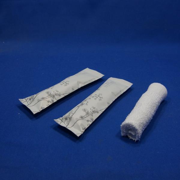 Индивидуал обтирает полотенце устранимой авиакомпании влажное