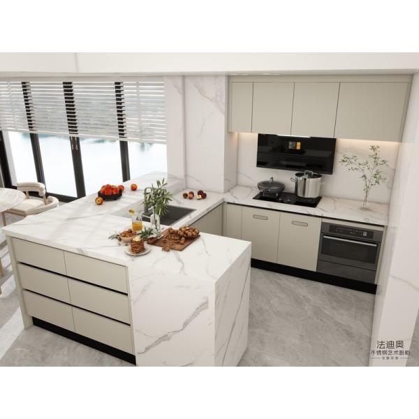 Gabinete de cocina de acero inoxidable beige moderno con una encimera de cuarzo de diseño alto y bajo