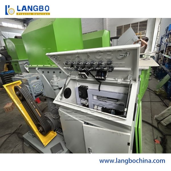 37KW Motor Power 500-1000KG/HR Capacity Double Shaft Shredder with 2 Years Warranty Plastic Recycling Machine