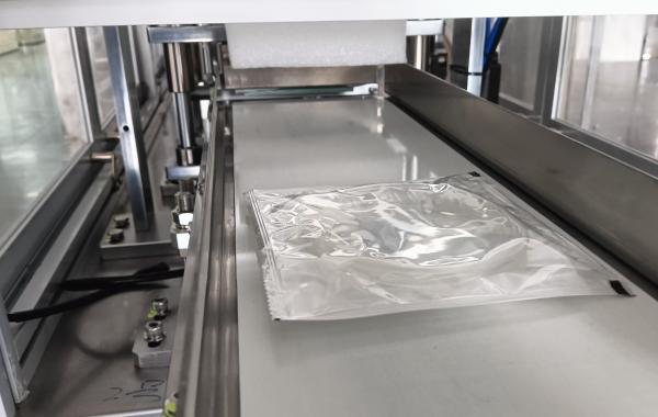 Vitesse de production personnalisable sur une machine d'emballage automatique avancée
