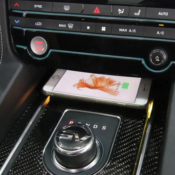 Автомобильное беспроводное зарядное устройство Qi для Jaguar F-Pace / Xf X260/ XE 10w Быстрая зарядка телефона