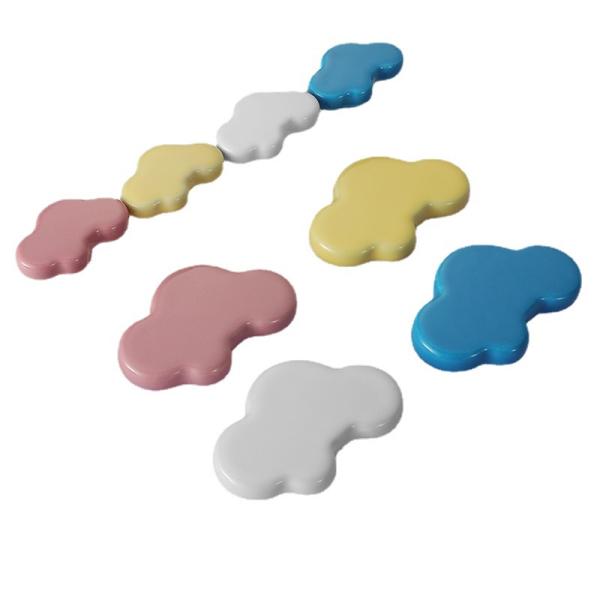 El armario de la habitación de los niños el armario la manija de la puerta el cajón la manija de la puerta del armario la manija del dibujo animado