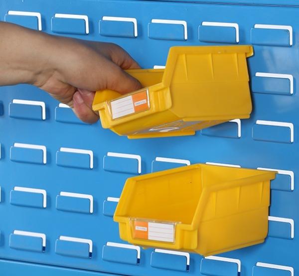 プラスチックの棚箱 積み立てられる 背面に吊るされた プラスチックの部品の箱