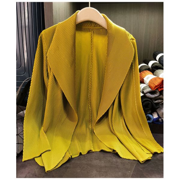 Spring 2025 Women's Solid Color Lapel Long Sleeved Pleated Women's Long Coat
