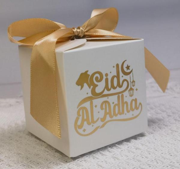 Boîte cadeau blanche personnalisée avec logo doré pour les cadeaux de fête de l'Aïd al-Adha et la décoration de festival