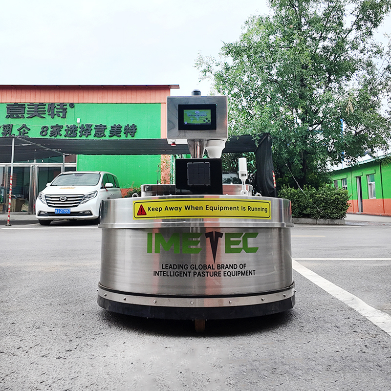 Smart Robotic Feed Pusher Robot Keyless Go Cruise Control Timed Feed Pushing For Large Scale Ranch