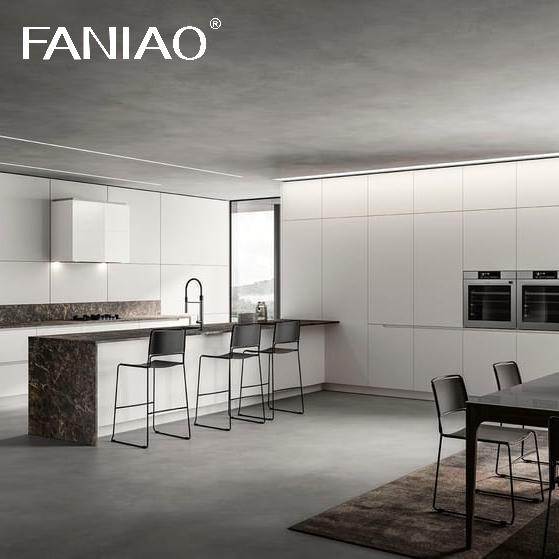 Casa personalizada Cozinha de luxo de alto padrão Armário de parede branco inteligente Armário de exibição Armário de cozinha de villa