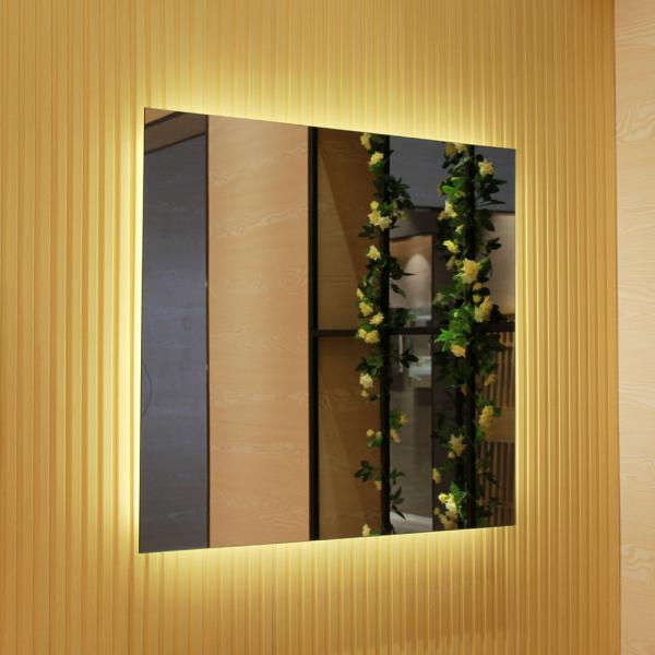 Vanité LED Vercon Gold Mirror pour une station de coiffure intelligente et un contrôle tactile