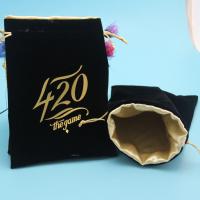 petit sac de cadeau de cordon de velours avec la doublure de satin à l'intérieur avec le logo d'or embouti