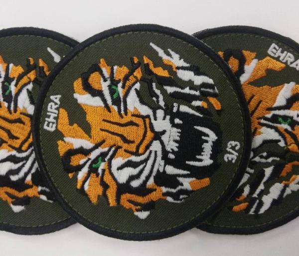 Pantone Twill Sewing Embroidered Patches Iron On Badge Dry Cleanable PMS